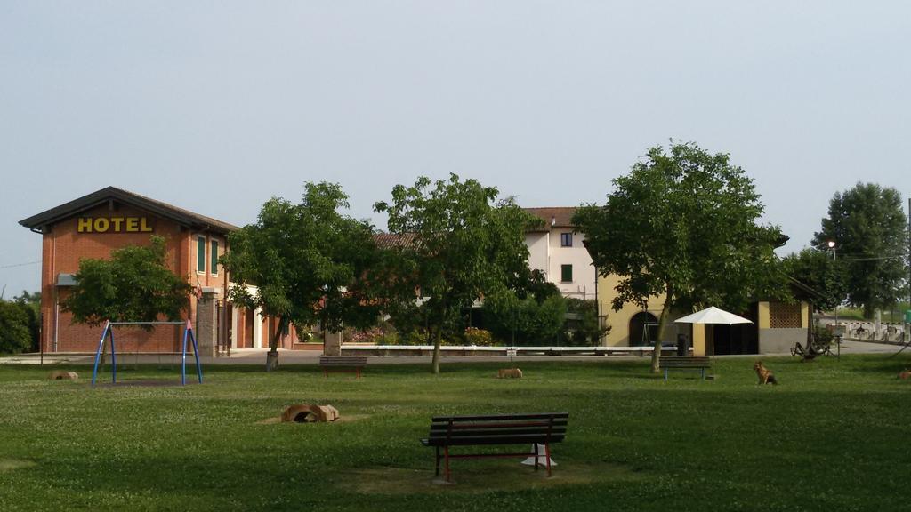 Albergo Del Po Viadana Bagian luar foto